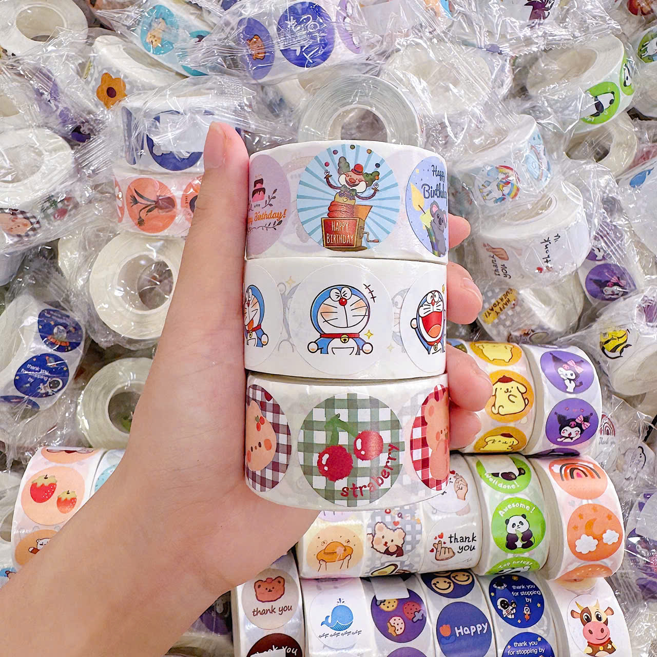 CUỘN 500 STICKER HOẠT HÌNH RC04653