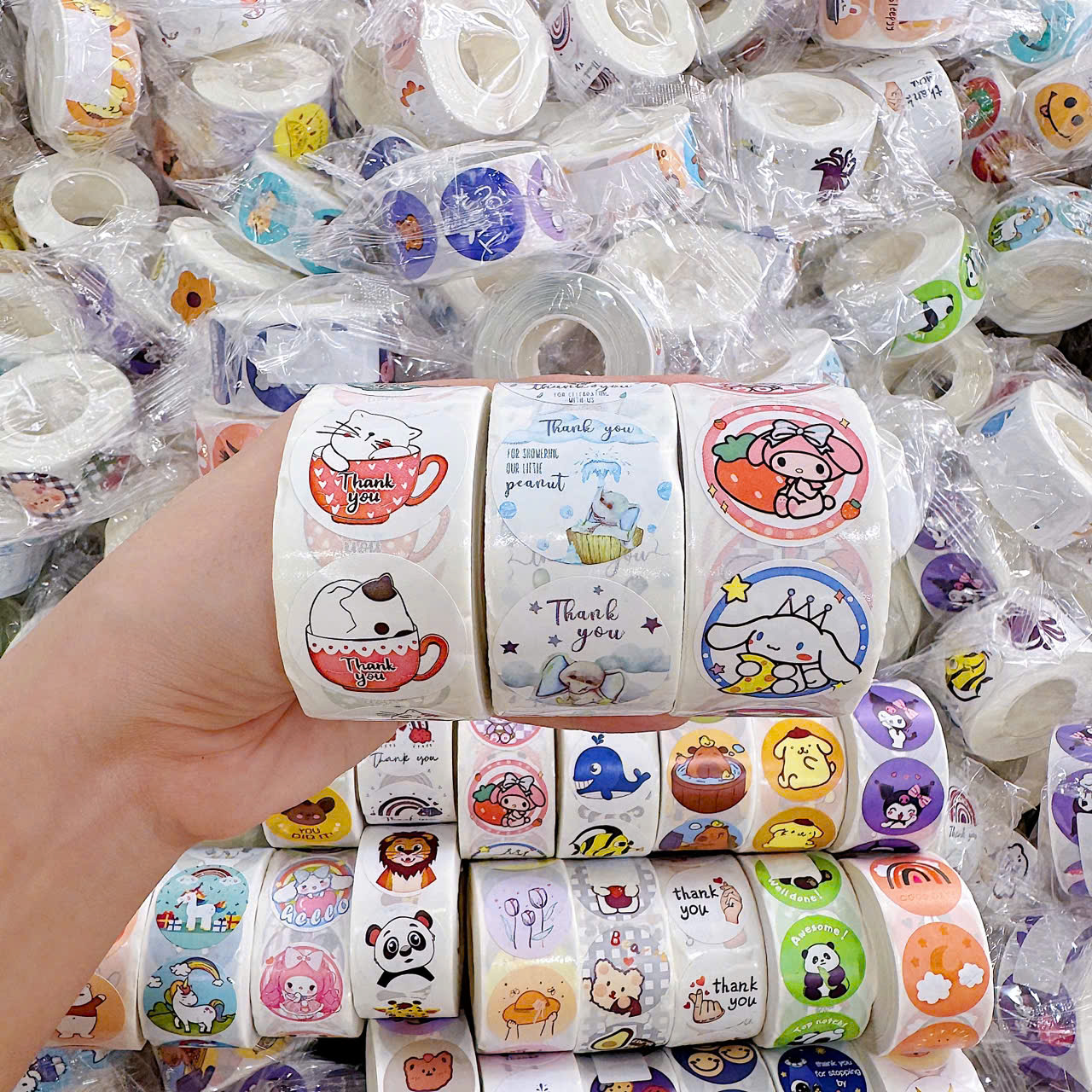 CUỘN 500 STICKER HOẠT HÌNH RC04653