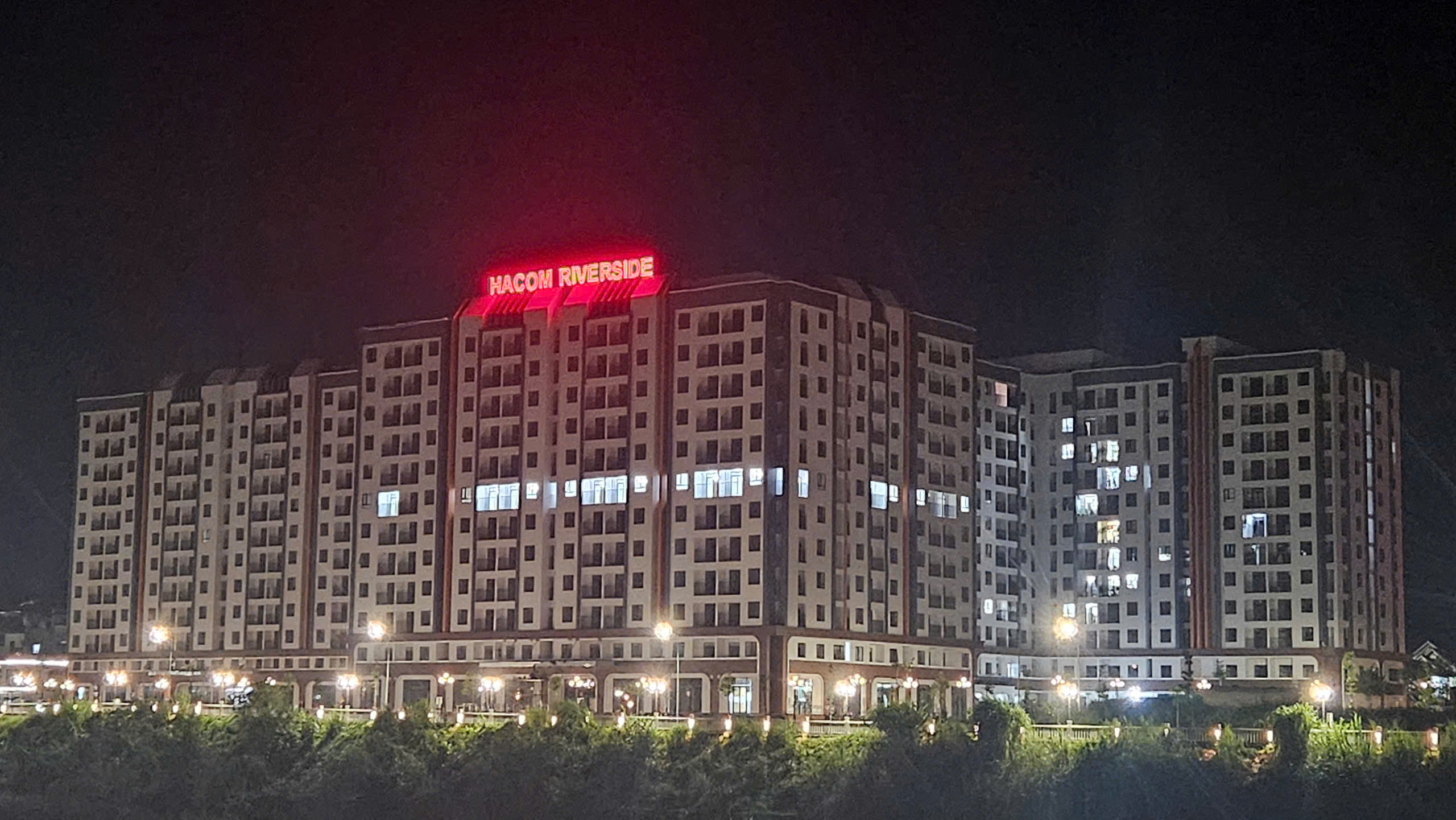 Hoàn thiện hệ thống biển hiệu Tòa nhà Hacom Riverside – Phường Lào Cai, Tỉnh Lào Cai