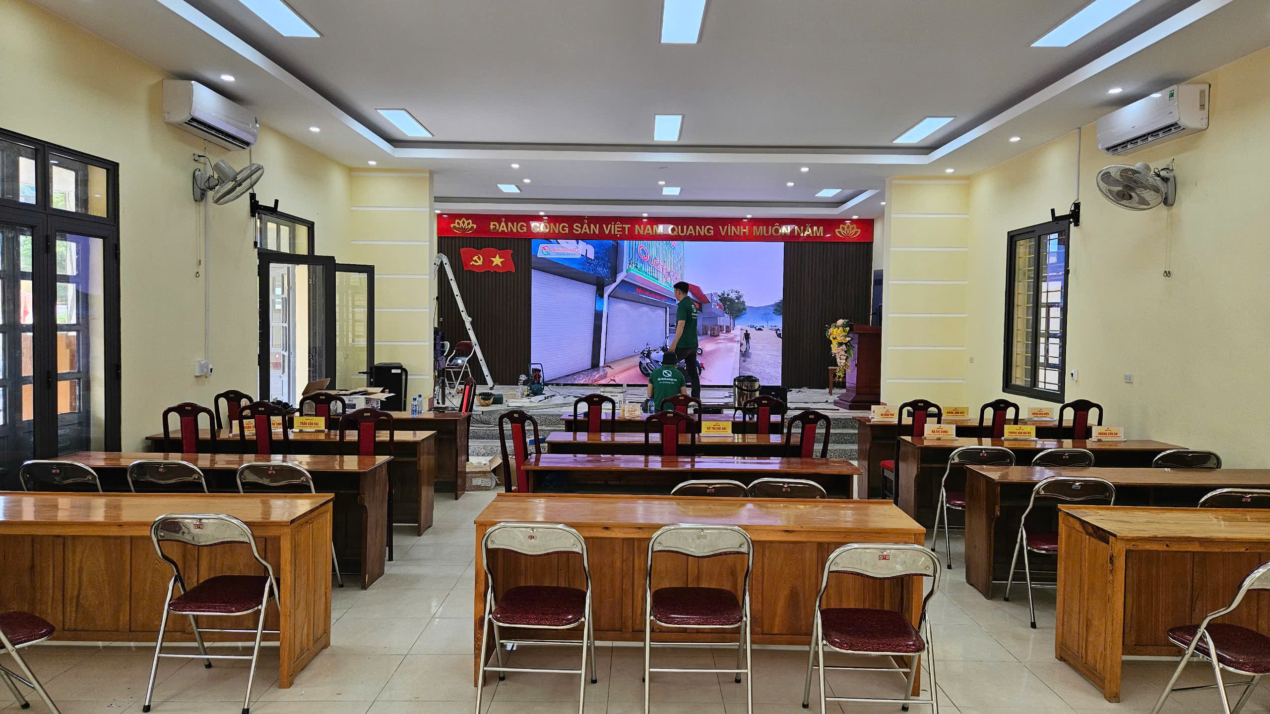 Thi Công Màn Hình LED P2.5 UBND Xã Mỏ Vàng – Lào Cai