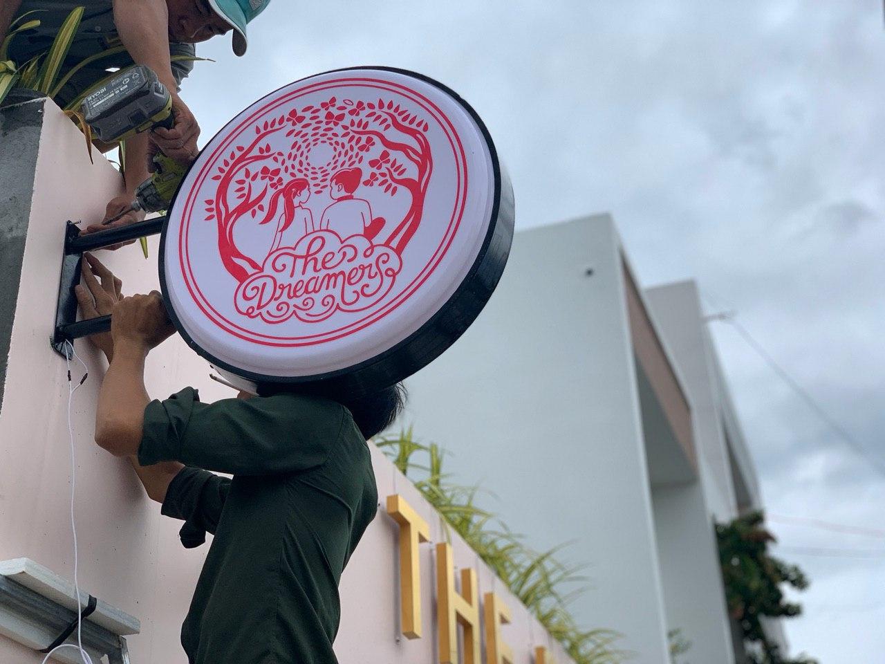 Biển vẫy hộp đèn mặt mica hút nổi