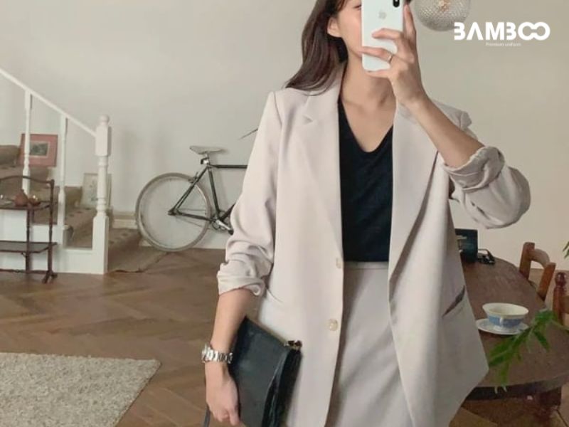 Blazer là phiên bản "phóng khoáng" hơn của vest, sở hữu phom dáng rộng cùng chất liệu vải mềm mại, bay bổng