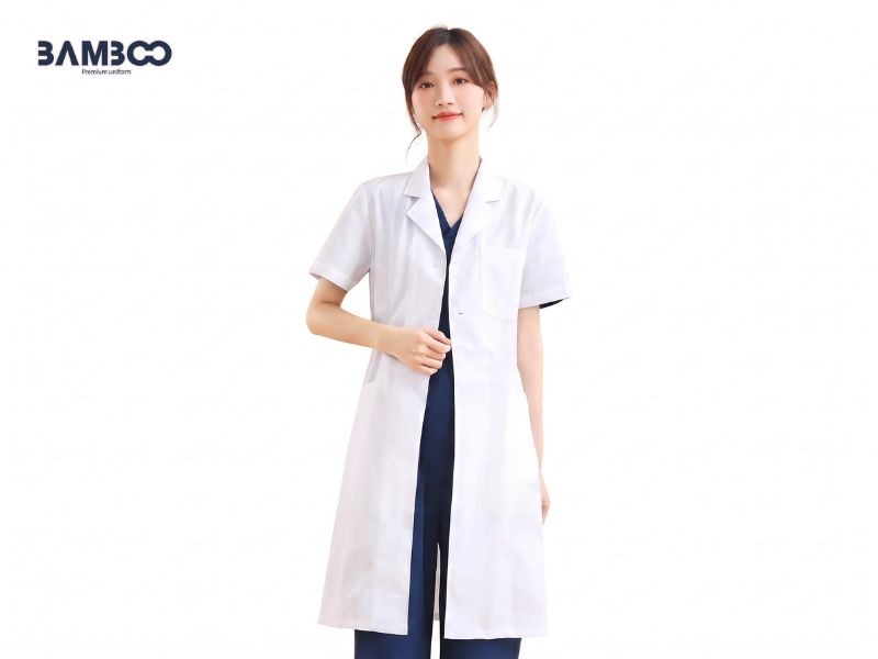 Áo blouse bác sĩ thẩm mỹ viện tay ngắn gọn gàng, thoáng mát, linh hoạt khi làm việc