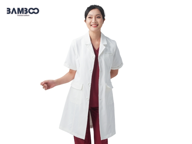 Áo blouse kỹ thuật viên xét nghiệm dáng ngắn gọn gàng, linh hoạt và thuận tiện khi thao tác