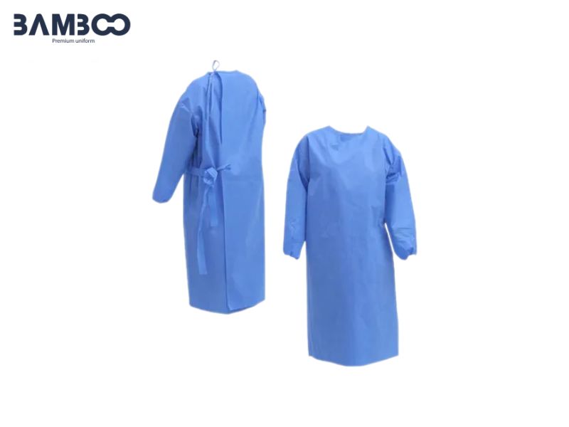 Áo choàng phẫu thuật dài quá gối, giúp bảo vệ toàn thân và duy trì môi trường vô trùng