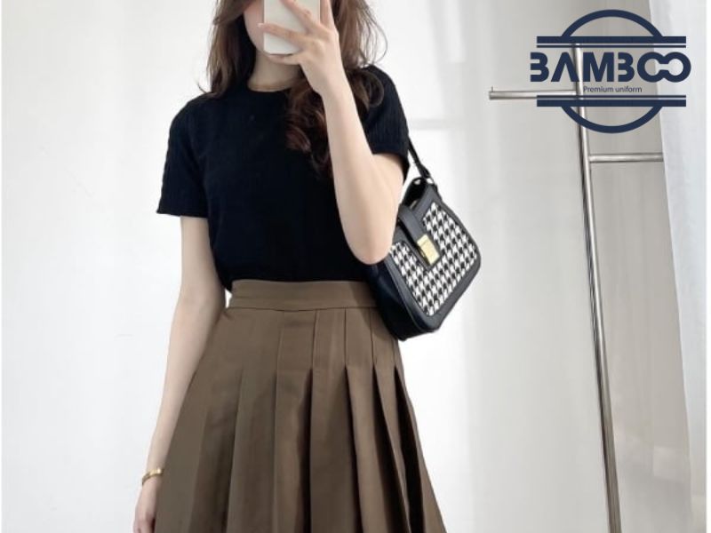 Cách phối chân váy công sở xếp ly và áo cổ tròn