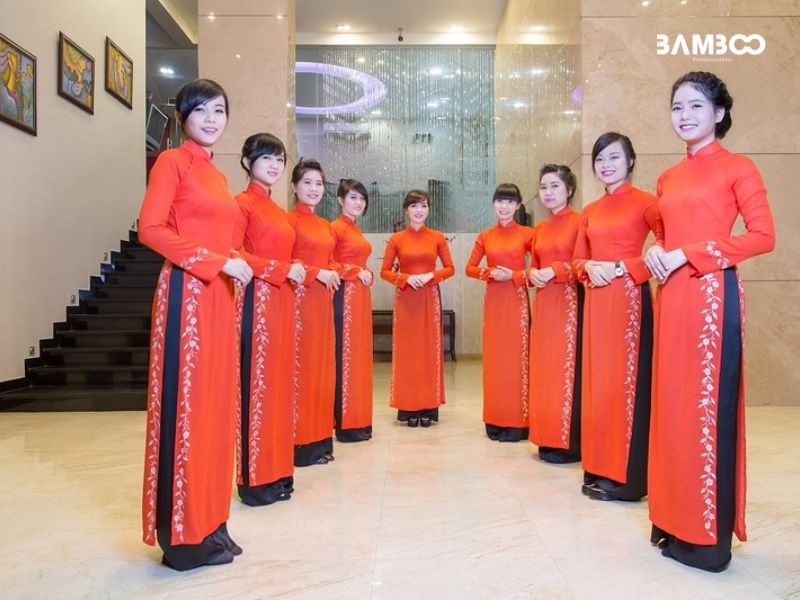 Áo dài cách tân cho lễ tân