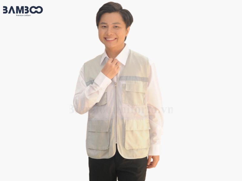Áo gile be phối xám, nhiều túi tiện dụng, kiểu dáng gọn gàng, dễ ứng dụng