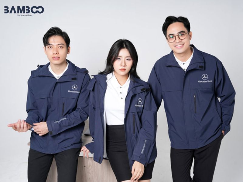 Áo khoác đồng phục sale ô tô gọn nhẹ, dễ phối polo hoặc sơ mi, phù hợp lái thử và sự kiện