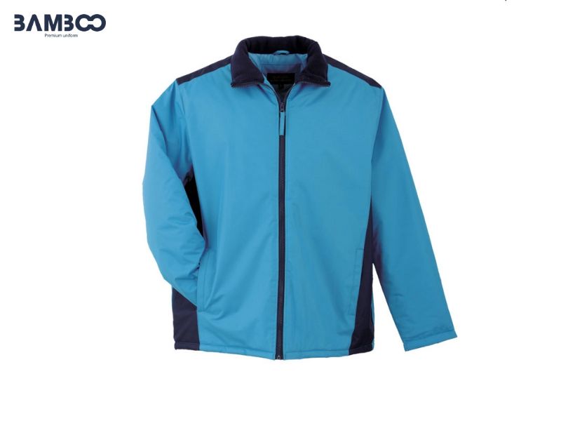 Mẫu áo khoác gió đồng phục sử dụng tông xanh lam chủ đạo tươi sáng, trẻ trung và đầy năng lượng