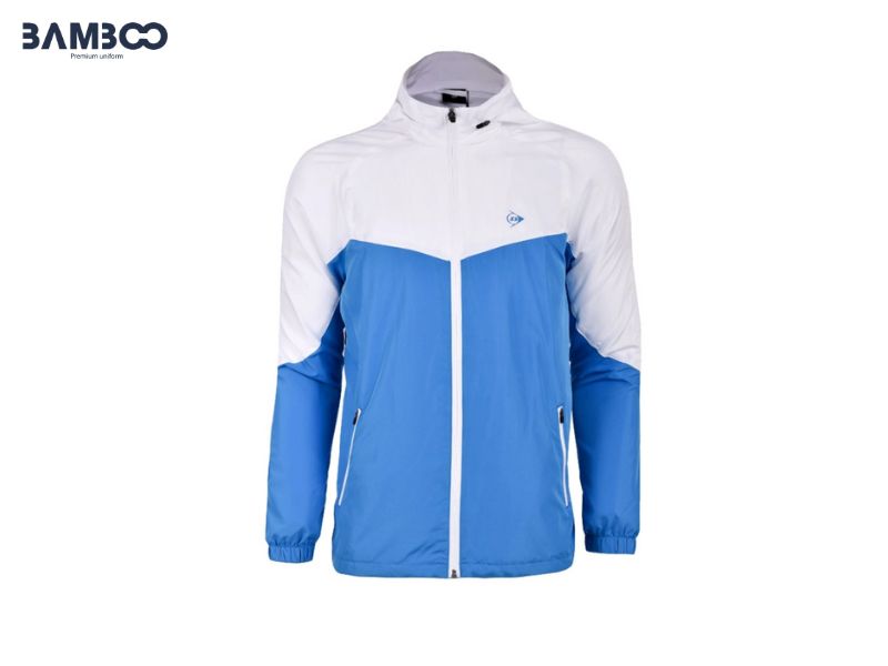 Mẫu áo khoác gió xanh trắng giao thoa giữa phong cách thời trang thể thao năng động và tính tiện dụng vượt trội