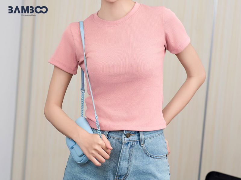 Áo thun gân ôm body khoe trọn đường nét cơ thể một cách tinh tế