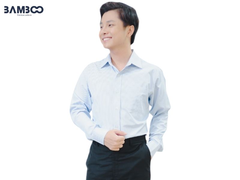 Áo sơ mi nam kẻ sọc xanh nhạt nổi bật với form thanh lịch, họa tiết dọc gọn mắt, dễ phối