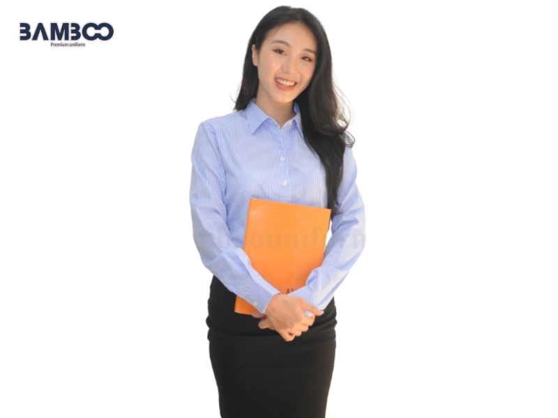 Áo sơ mi nữ sọc xanh dương tạo vẻ thanh lịch, chuyên nghiệp và phù hợp môi trường công sở