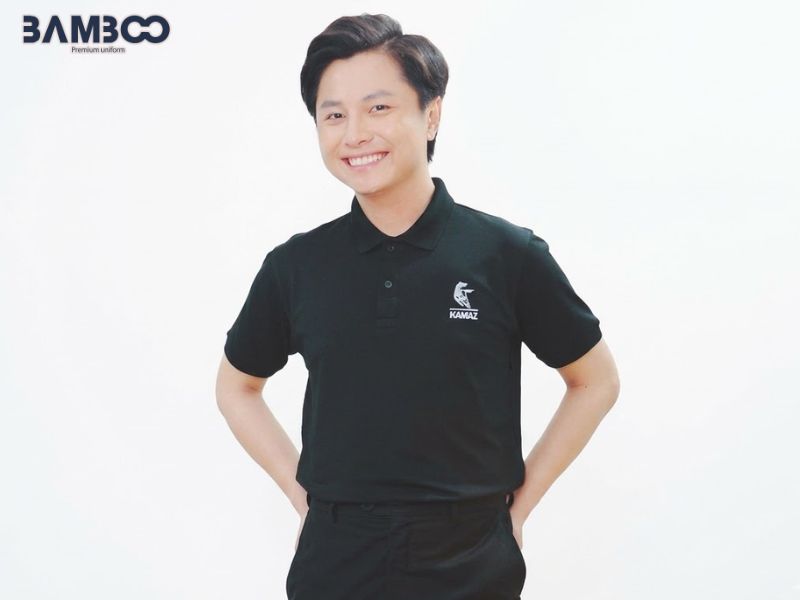 Mẫu áo thun Kamaz màu đen, logo thêu ngực trái, thiết kế polo lịch sự&nbsp;