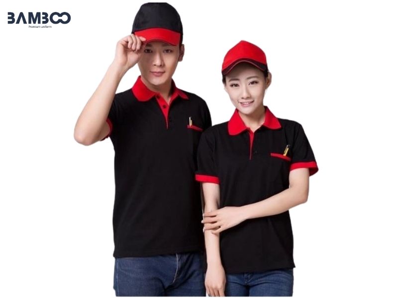 Áo thun đồng phục công sở đen viền đỏ là biểu tượng của phong thái tự tin và gu thẩm mỹ hiện đại