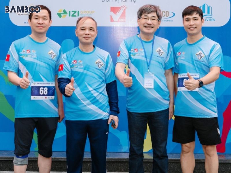 Áo thun khuyến mãi phối màu nổi bật, in thông điệp ưu đãi, giúp khách hàng dễ nhận diện chương trình