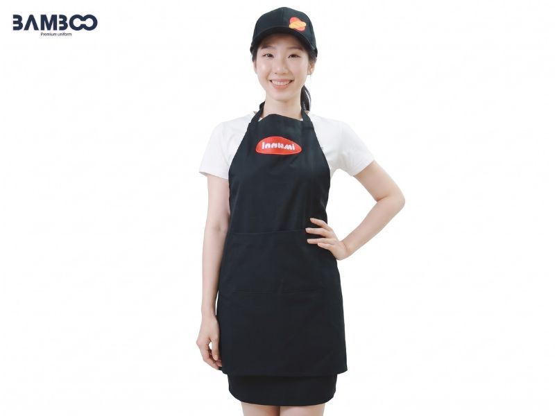 Bamboo Uniform may nón đen phối logo theo quy trình rõ ràng, kiểm soát chất lượng chặt chẽ