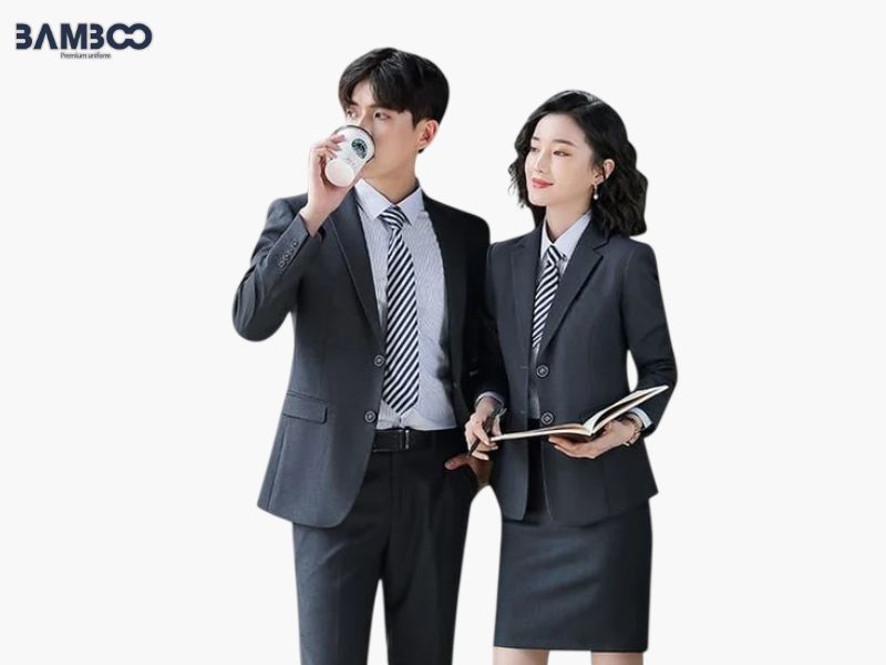 Báo giá đồng phục nhân viên kinh doanh ô tô phụ thuộc vào mẫu áo, chất liệu, số lượng và yêu cầu hoàn thiện