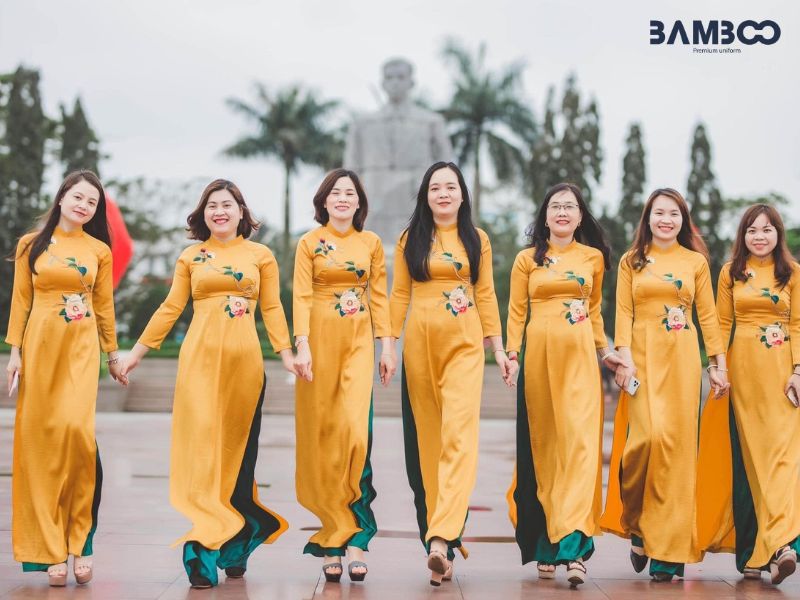 Áo dài đồng phục nên giặt nhẹ tay, phơi nơi thoáng mát, ủi nhiệt thấp và treo để giữ đúng form