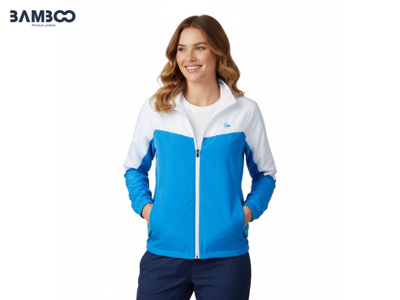 Bảo quản áo khoác gió xanh trắng nên giặt tay, nước lạnh, phơi nơi thoáng và treo bằng móc