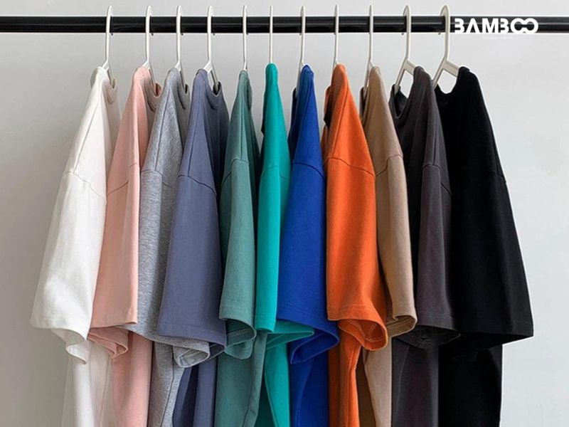 Sau khi ủi nên treo áo thun đúng cách và bảo quản nơi khô ráo