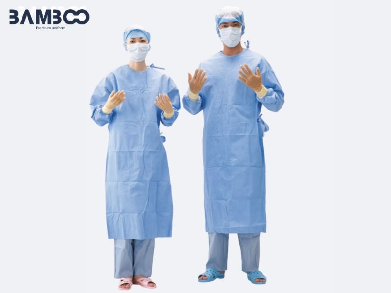 Đồng phục phẫu thuật cần giặt 60–90°C, hấp tiệt trùng, lưu kho kín khô ráo và thay khi sờn rách