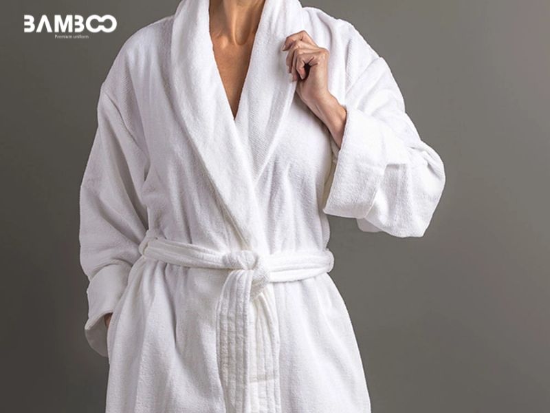 Chọn áo choàng massage nên ưu tiên cotton mềm thấm hút, kiểu kimono tiện dụng