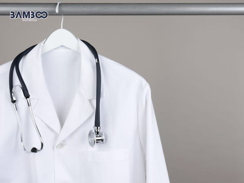 Phơi áo blouse y tế bằng móc phù hợp, chỉnh phẳng vạt áo, chọn nơi thoáng mát và ủi đúng nhiệt độ để giữ form