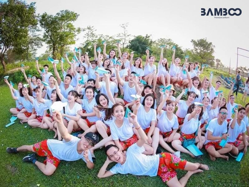 Bí quyết phối đồng phục du lịch nhóm với áo lớp