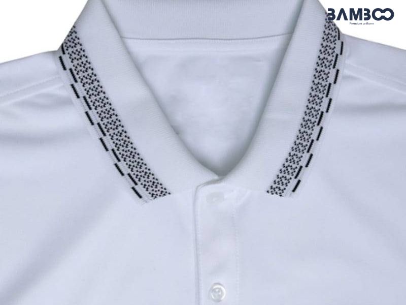 Kiểu bo cổ có họa tiết hoặc chữ/logo