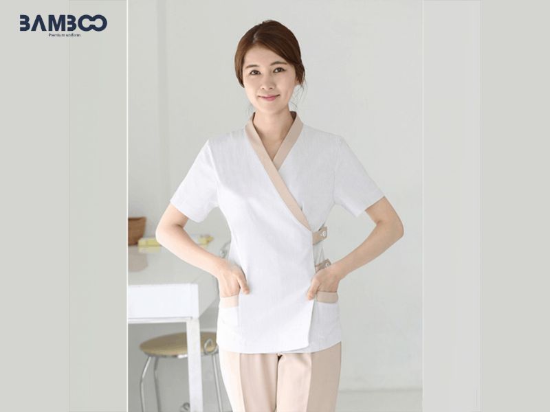 Đồng phục spa nail cổ V trắng viền nâu