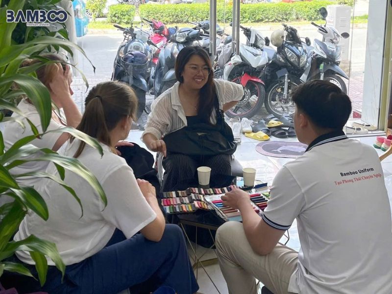 Quy trình may đồng phục hãng xe hơi tại Đồng Nai gồm các bước từ tư vấn, thiết kế, may mẫu đến giao hàng