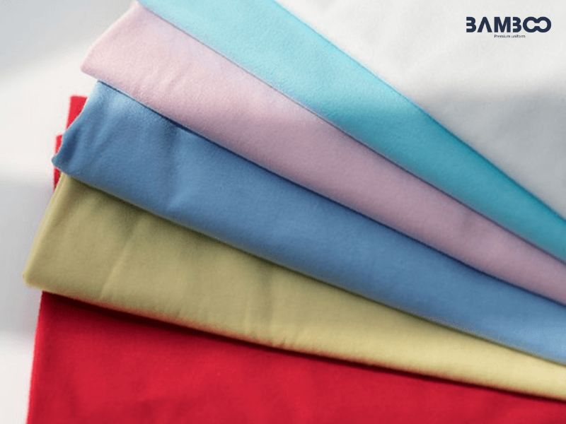 Chất liệu đồng phục mùa lạnh tối ưu gồm len, nỉ, dạ và vải pha bền ấm, thoải mái