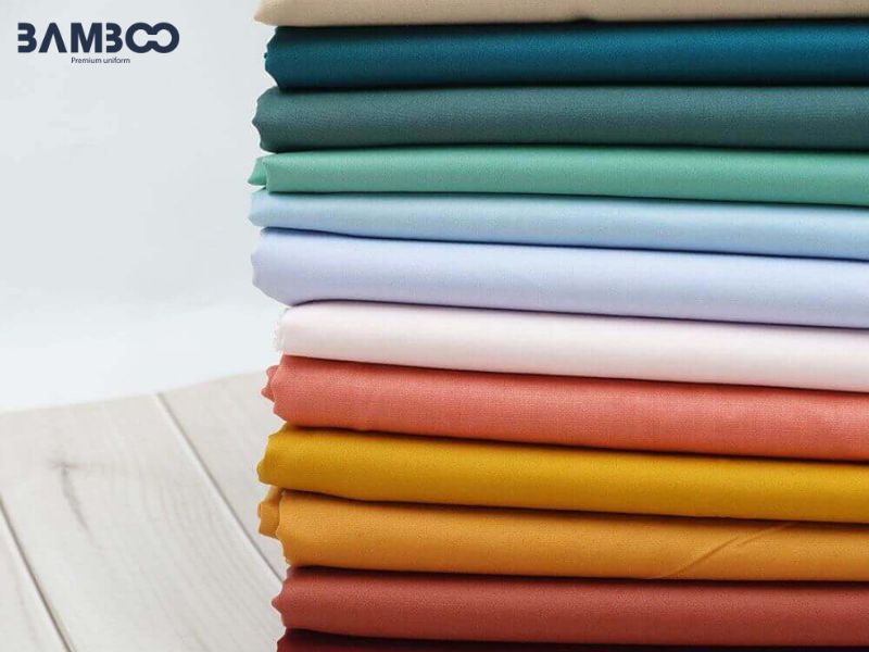 Vải may đồng phục barber shop phổ biến gồm cotton thoáng mát, linen mộc mạc, polyester bền bỉ, kaki chỉn chu và denim cá tính