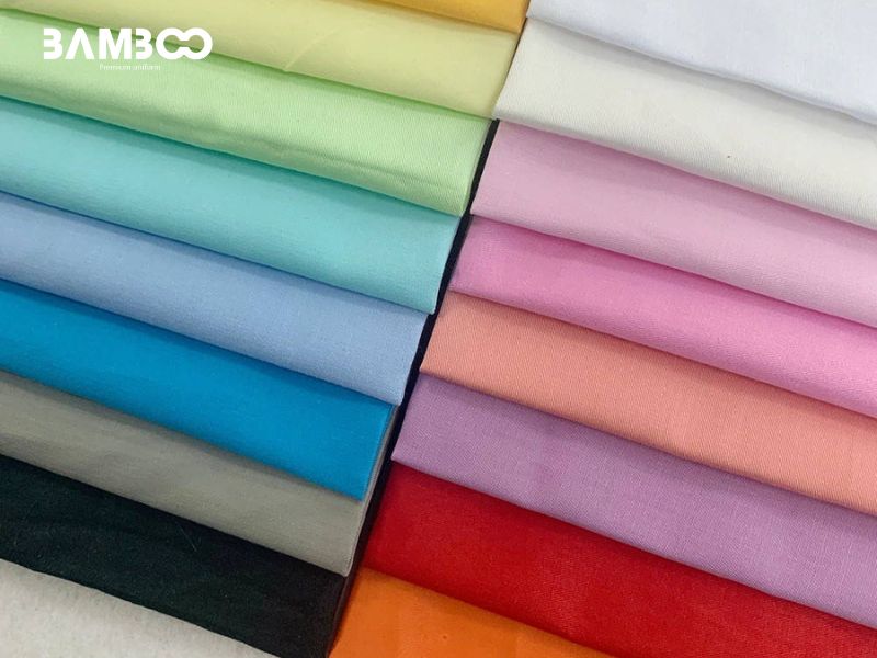 Các tiêu chuẩn đánh giá độ bền màu gồm độ bền khi giặt, dưới ánh sáng, khi ma sát và khi tiếp xúc với mồ hôi