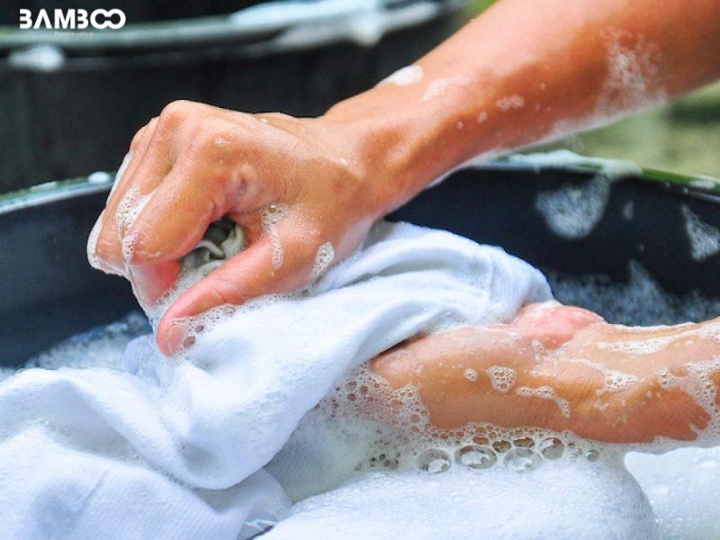 Áo đồng phục may từ vải AirCool nên giặt nhẹ nhàng và xử lý vết bẩn sớm