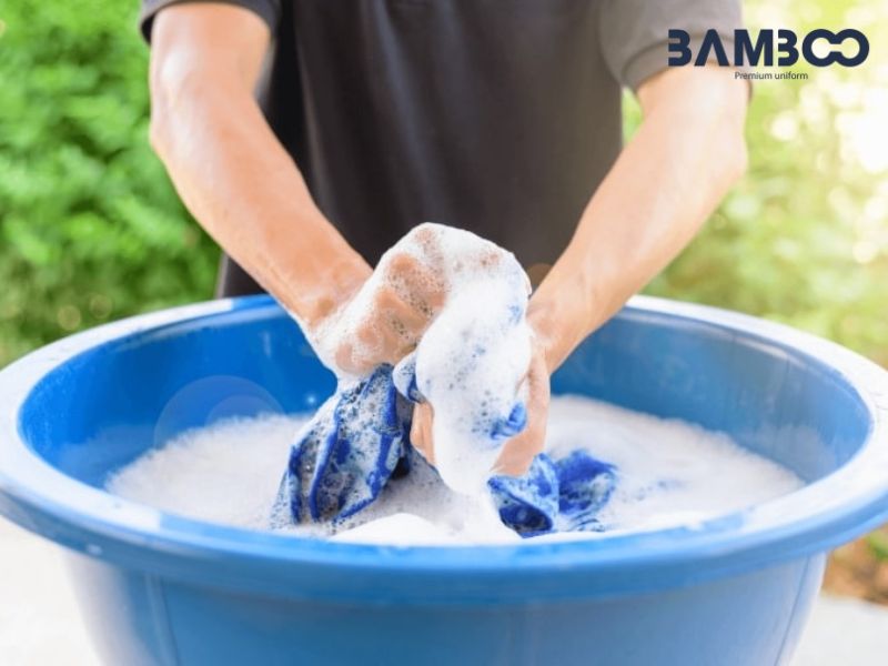 Giặt quần áo Scrubs không nên sử dụng chất tẩy rửa mạnh