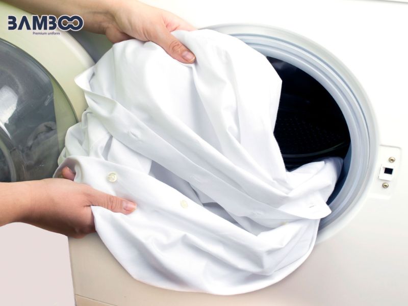 Giặt áo blouse y tế đúng cách bằng cách phân loại trang phục, xử lý vết bẩn sớm và chọn chế độ giặt phù hợp
