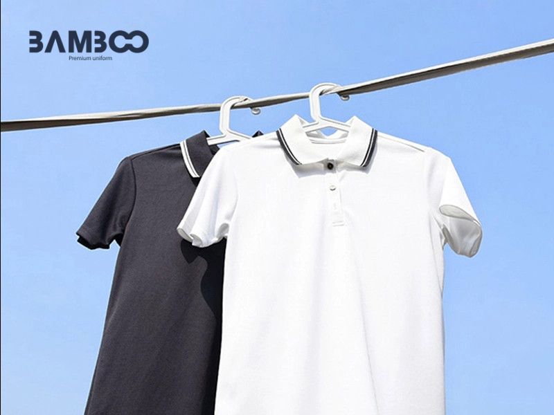 Phơi áo polo đồng phục nên lộn trái, treo đúng form, tránh nắng gắt và để khô tự nhiên