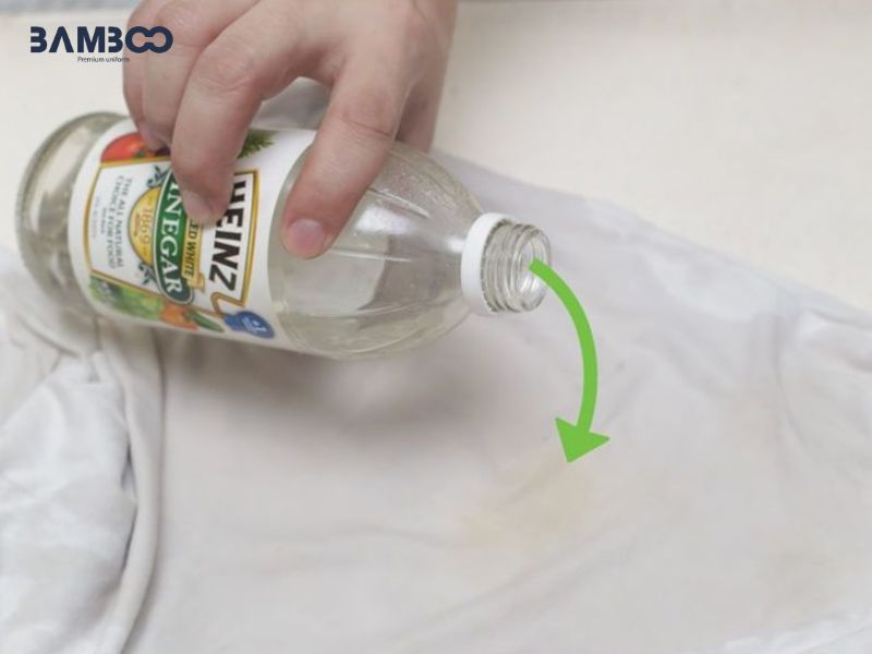 Dùng giấm để tẩy vết bẩn trên quần áo màu