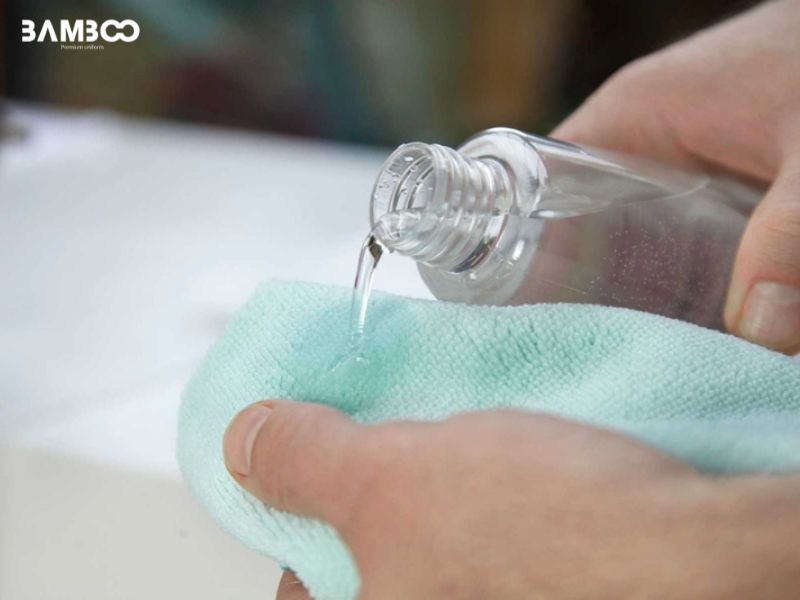 Dùng nước tẩy quần áo màu chuyên dụng