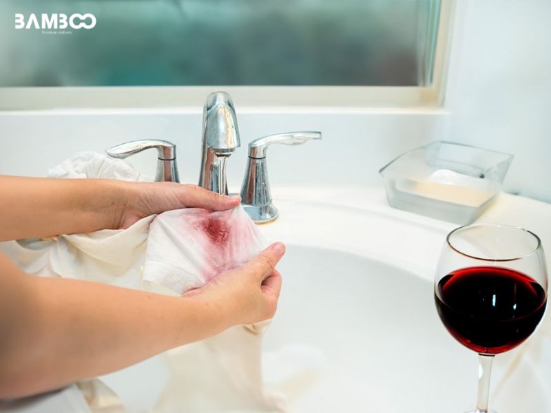 Cách tẩy vết bẩn trên quần áo màu bằng rượu 