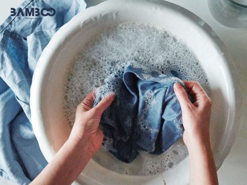 Đồng phục từ vải nên linen giặt nhẹ với nước mát, phơi tự nhiên, tránh nhiệt cao và chất tẩy mạnh