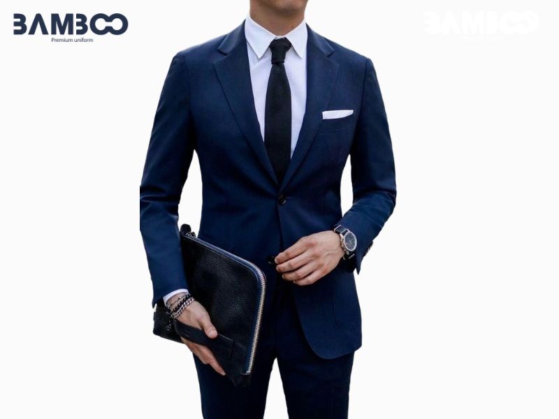 Caravat luôn phải đậm màu hơn áo sơ mi để tạo nên chiều sâu cho bộ trang phục