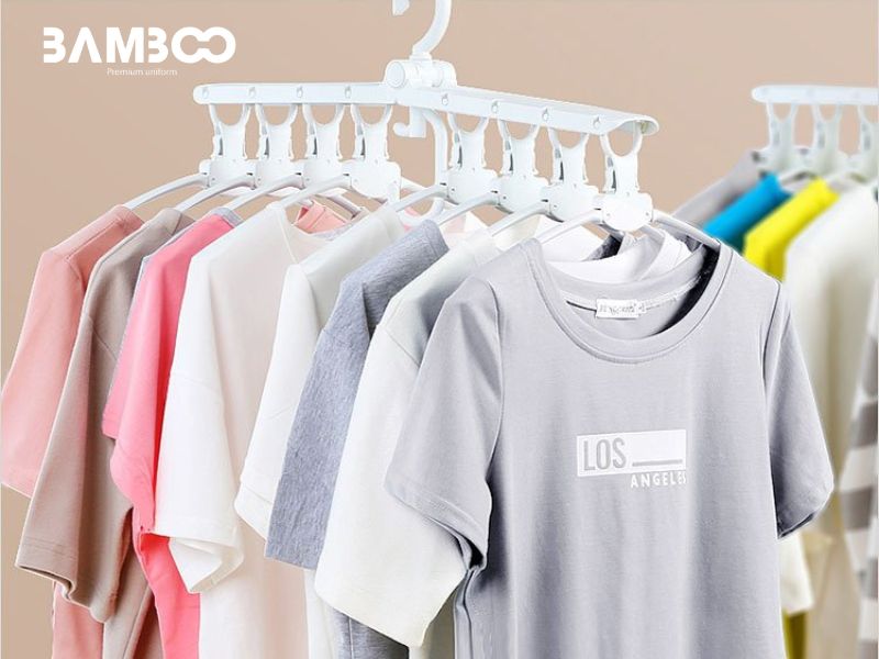 Nên treo áo lên móc hoặc gấp đôi lại tránh để các bề mặt hình in dính vào nhau