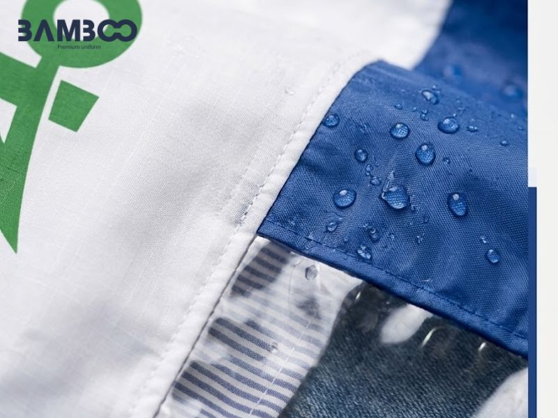 Áo mưa xanh dương - trắng sử dụng PVC, vải dù phủ PU/PVC hoặc EVA, chống thấm tốt, bền nhẹ