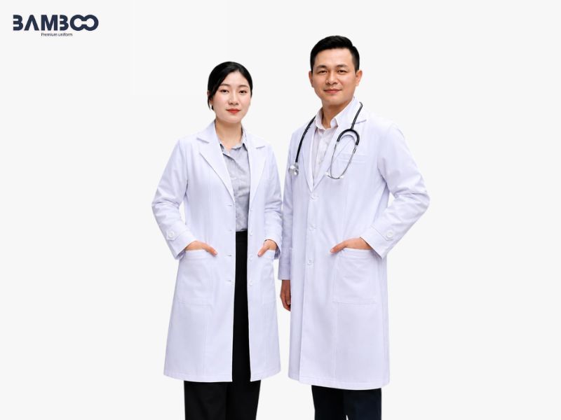 Đồng phục bệnh viện quốc tế nên chọn vải thoáng, bền, dễ giặt và phù hợp với từng vị trí công việc