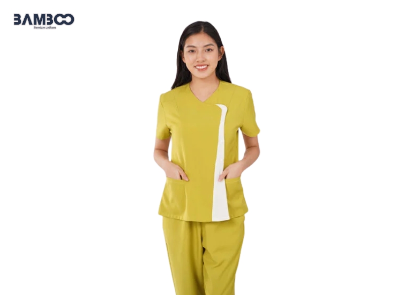 Đồng phục spa màu vàng nên ưu tiên vải tuyết mưa, kate, cotton, bamboo, polyester hoặc kaki mềm, tùy nhu cầu sử dụng