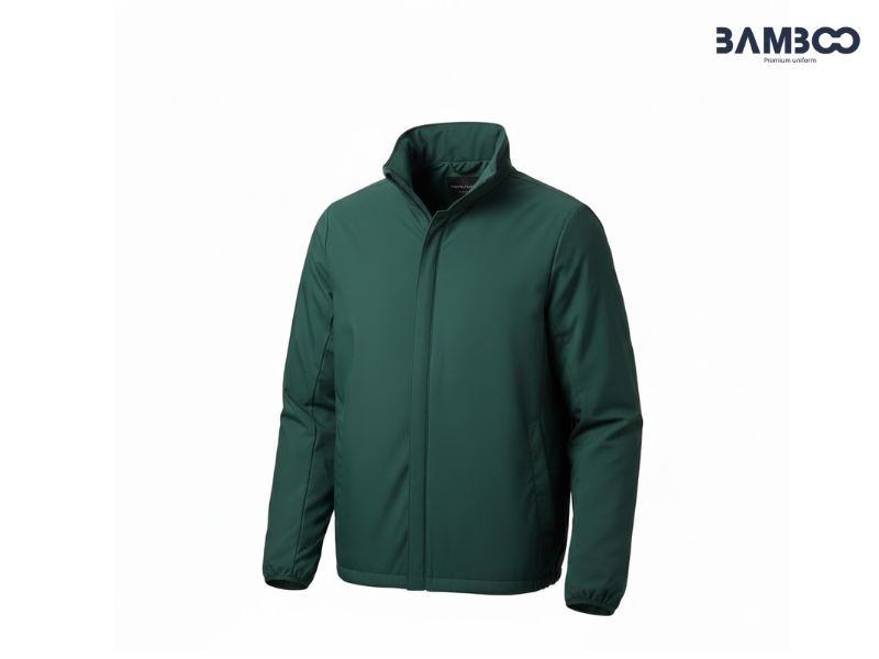 Chi phí may đồng phục áo khoác gió xanh lá cây đậm phụ thuộc vào nhiều yếu tố